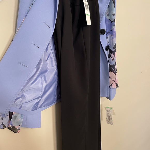 Le Suit Pant Suit, Women’s 2 pc; violet jacket w/black pants. Size 8Petite. NEW - Picture 3 of 13